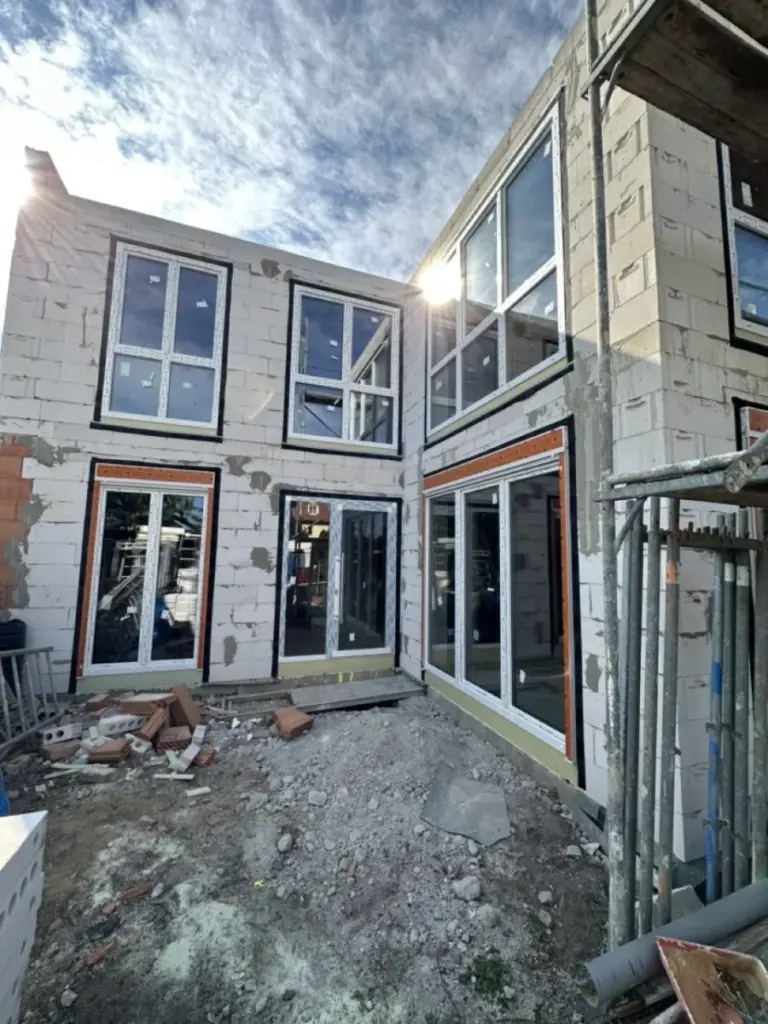 Moderne Fensterinstallation bei Neubauprojekt in Dresden. Hochwertige Lösung für effiziente Wärmedämmung von NORTA.