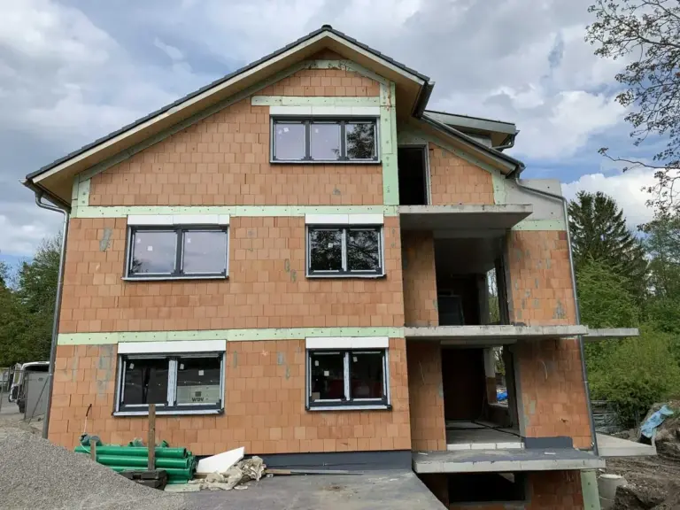 Modernes Haus im Bau mit neuen NORTA Fenstern. Hochwertige Fensterlösung für optimale Isolierung und Energieeffizienz.