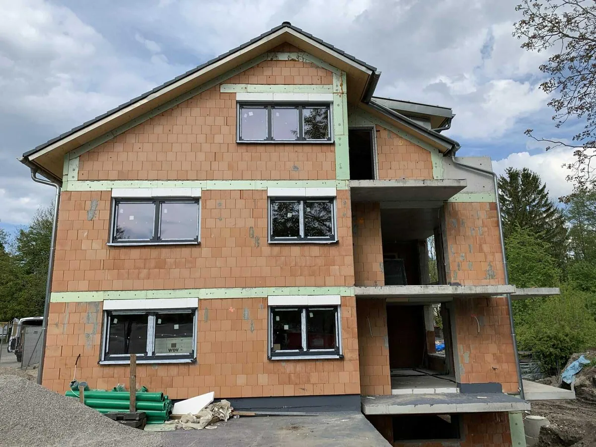 Modernes Haus im Bau mit neuen NORTA Fenstern. Hochwertige Fensterlösung für optimale Isolierung und Energieeffizienz.