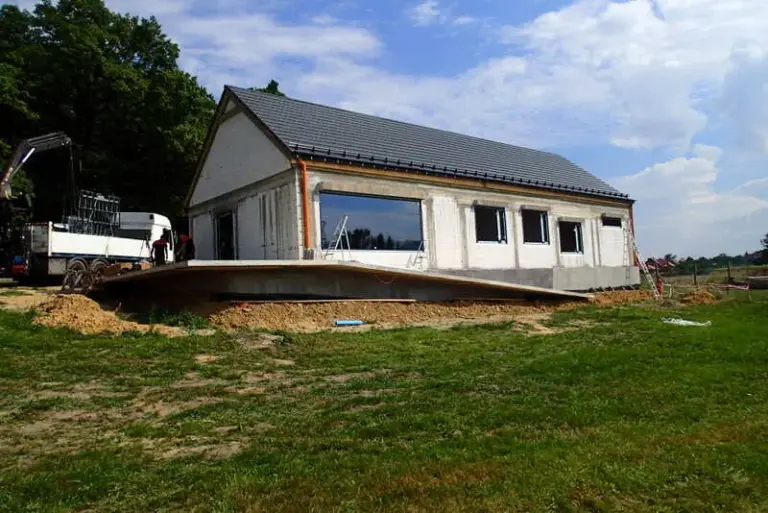 Hausbauprojekt mit Fenstern in Złoty Stok, Polen. NORTA bietet innovative Fensterlösungen für Neubauten an.