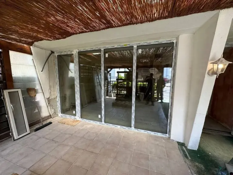 Hebe-Schiebe-Tür von NORTA auf Terrasse montiert. Ideal für lichtdurchflutete Räume und einfachen Zugang zum Außenbereich.