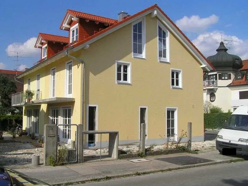 Einfamilienhaus in München mit Holzfenstern. Energiesparende Fensterlösungen von NORTA für eine stilvolle Architektur.