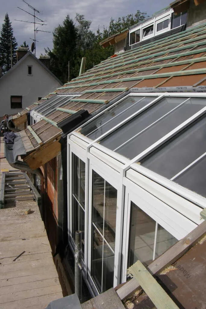 Weißes Kniestockfenster aus Aluminium von NORTA, ideal für moderne Dachkonstruktionen. Bietet optimale Belichtung und Isolation.