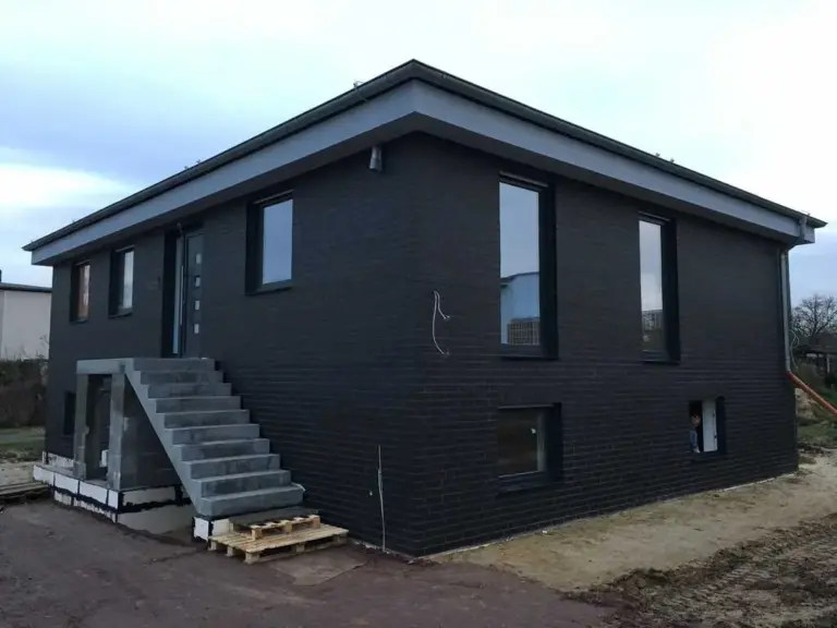 Modernes Haus in Schwarz mit NORTA Kunststofffenstern. Energieeffiziente Lösung für modernes Design und hohe Wärmedämmung.