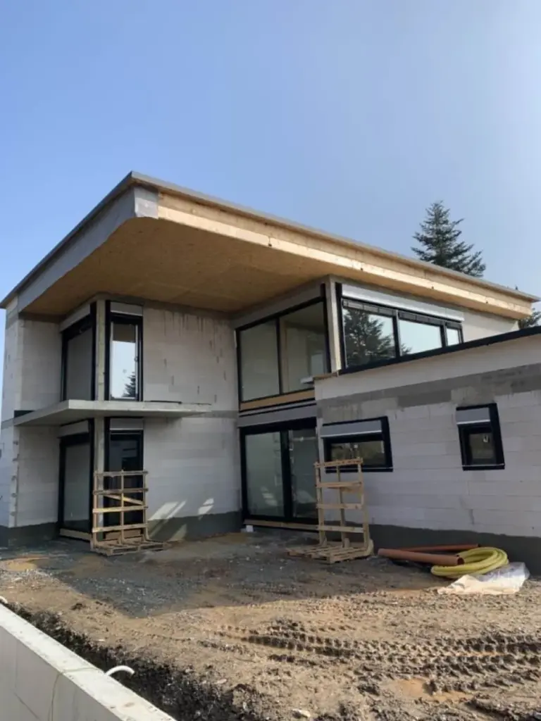 Modernes Einfamilienhaus im Bau mit großflächigen Fensterelementen von NORTA. Helle, lichtdurchflutete Räume und elegantes Design.