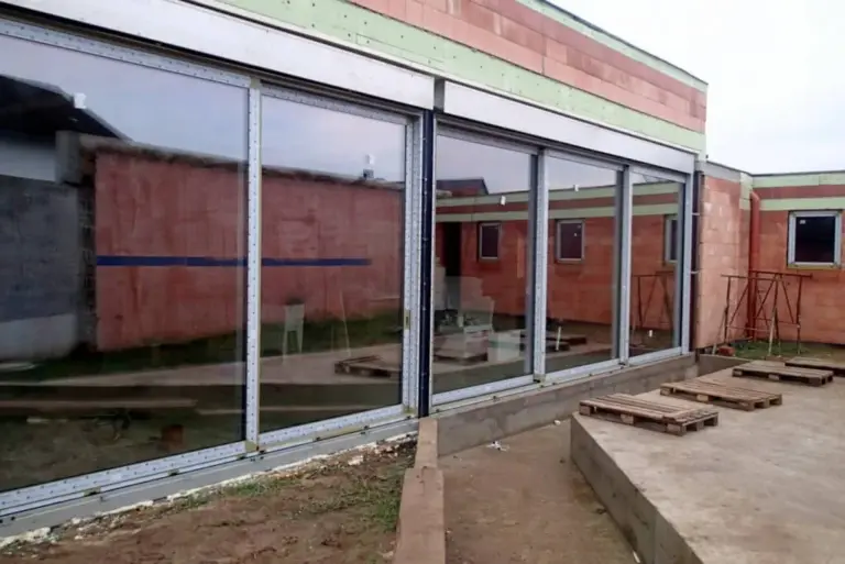Montage-Detail von NORTA mit großflächiger Fensterverglasung in einem Neubau. Effiziente Lösung für moderne Architektur.
