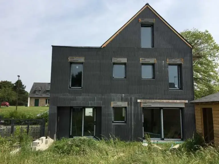 Moderne Fenster in Anthrazit an einer Fassade montiert. NORTA bietet hochwertige Lösungen für energieeffiziente Bauten.