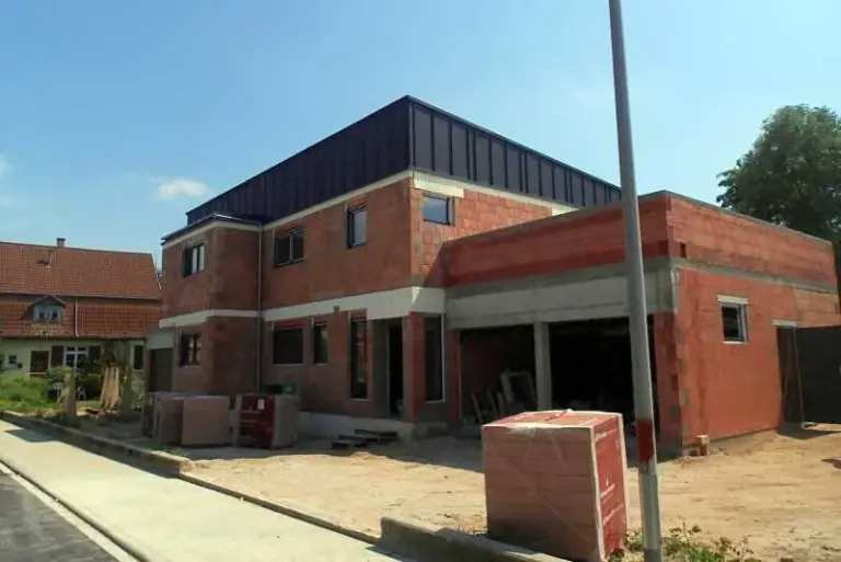 Moderner Neubau mit effizienten NORTA Fenstern für optimale Wärmedämmung und stilvolle Architektur.