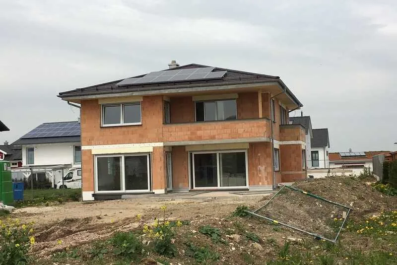 Aktuelles Neubauprojekt mit modernen Fenstern und Türen von NORTA in Zell unter Aichelberg. Hochwertige Lösungen für energieeffizientes Wohnen.