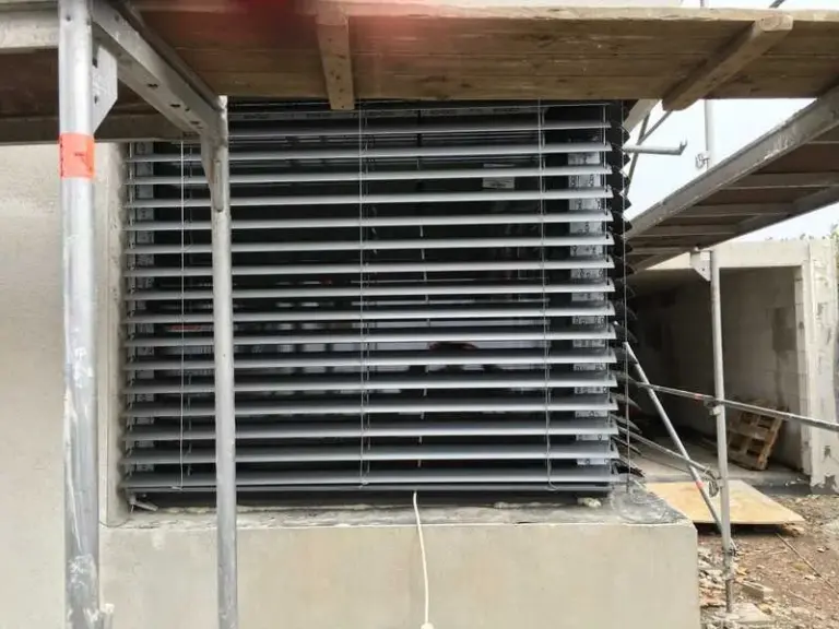 Raffstore in Anthrazit von NORTA bei Fenstermontage. Bietet effektiven Sonnenschutz und sorgt für moderne Optik.