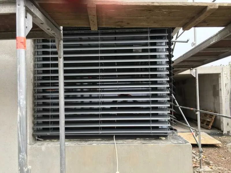 Raffstore in Anthrazit von NORTA bei Fenstermontage. Bietet effektiven Sonnenschutz und sorgt für moderne Optik.