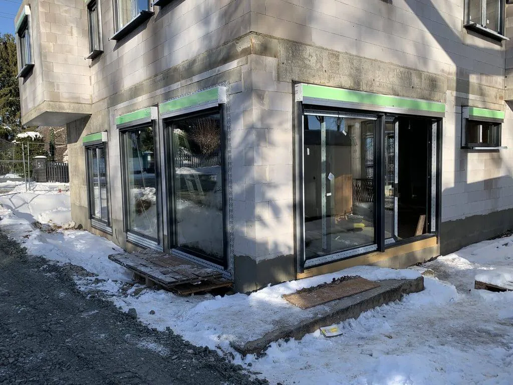 Raffstore im Fensteraufsatz von NORTA. Hochwertige Lösung für Sonnenschutz und moderne Fassadengestaltung.