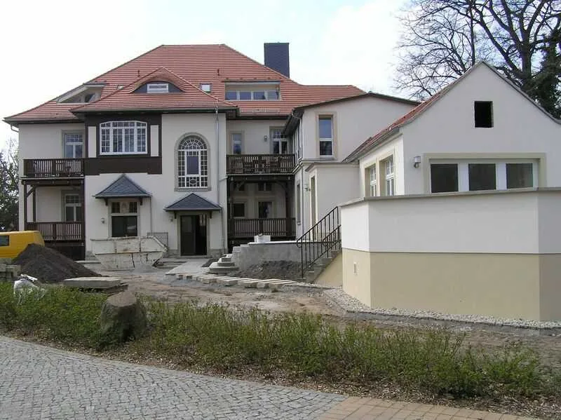 Renoviertes Haus in Dresden, Meusslitzer Straße. Historische Architektur mit modernen Fenstern von NORTA für effiziente Dämmung.