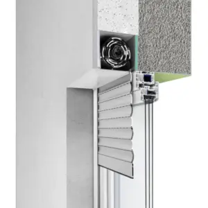 Rollladen mit Putzträger über einem Fenster von NORTA. Effiziente Lösung zur Beschattung und Wärmedämmung.