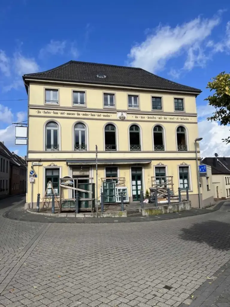 Schüco Fenster mit Bogenform in historischer Fassade von NORTA. Vereint modernes Design mit traditionellem Charme.