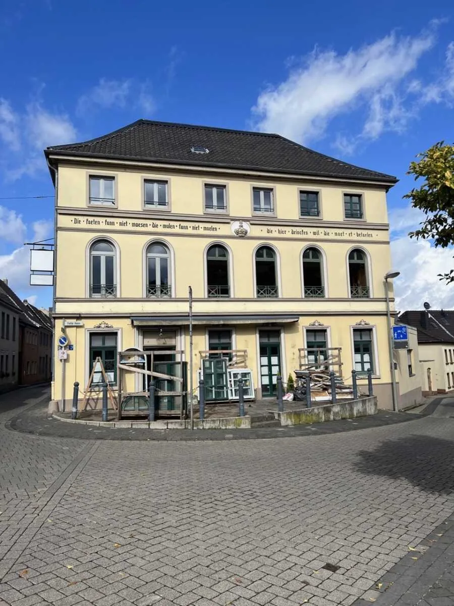 Schüco Fenster mit Bogenform in historischer Fassade von NORTA. Vereint modernes Design mit traditionellem Charme.