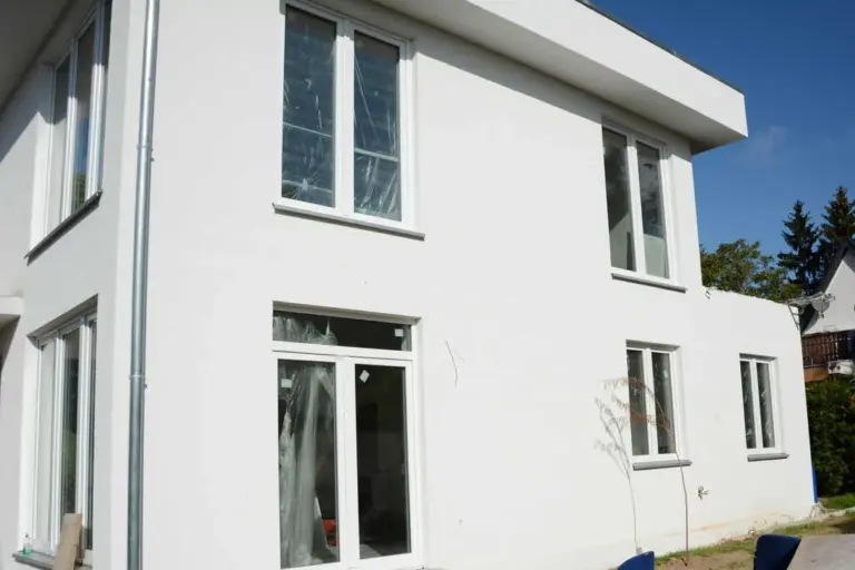 Moderne weiße Schüco Fenster an einem Haus. Hochwertige Energieeffizienz und stilvolles Design von NORTA für moderne Architektur.