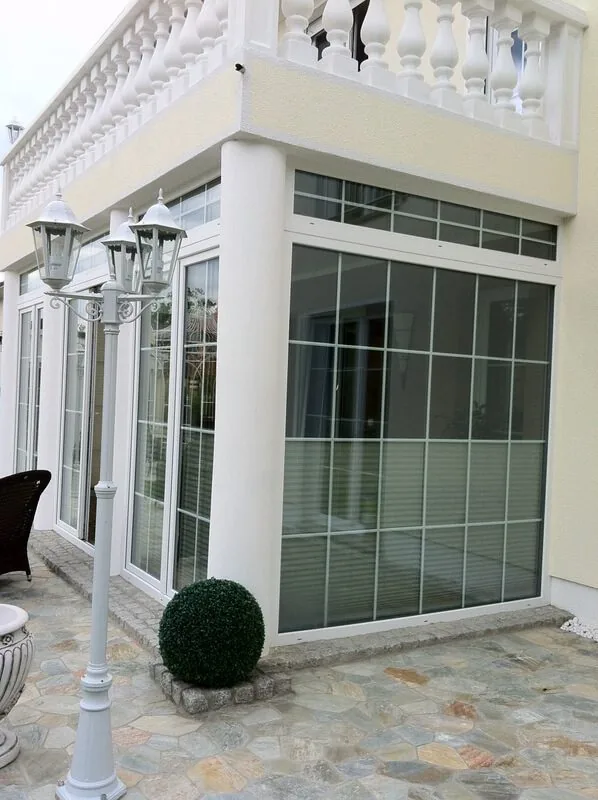 Elegante weiße Terrassenfenster mit Sprossen von NORTA. Bietet stilvolle Optik und optimale Lichteinlass für Ihren Wohnbereich.