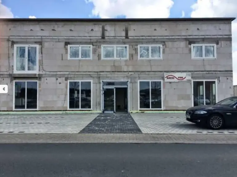 Gebäude mit Alu- und Kunststoff-Fenstern von NORTA in Wolfskehlen. Moderne Lösungen für effiziente Fenster- und Türengestaltung.