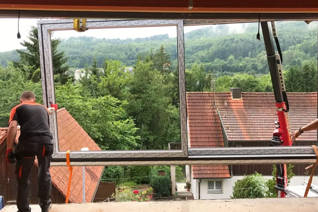 Montage einer Schüco Hebe-Schiebe-Tür von NORTA. Fachmännische Installation für eine hochwertige, energieeffiziente Lösung.