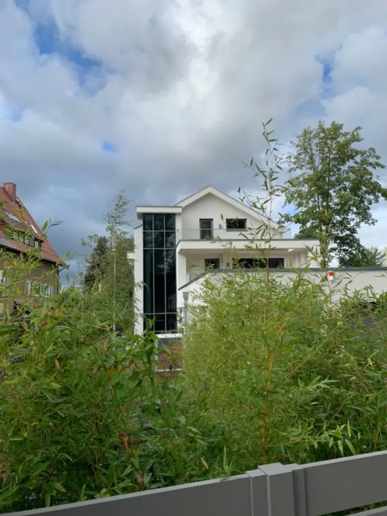 Weiße moderne Fensterfassade eines Hauses von NORTA. Hohe Fenster bieten viel Licht und stilvolles Design.
