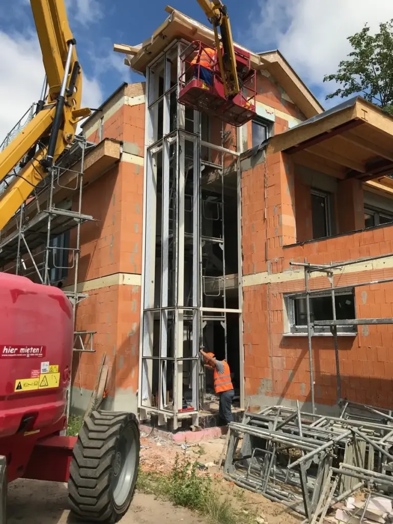 Montage von Fensterelementen an der Fassade eines Gebäudes. NORTA bietet robuste Konstruktionen für moderne Bauprojekte.