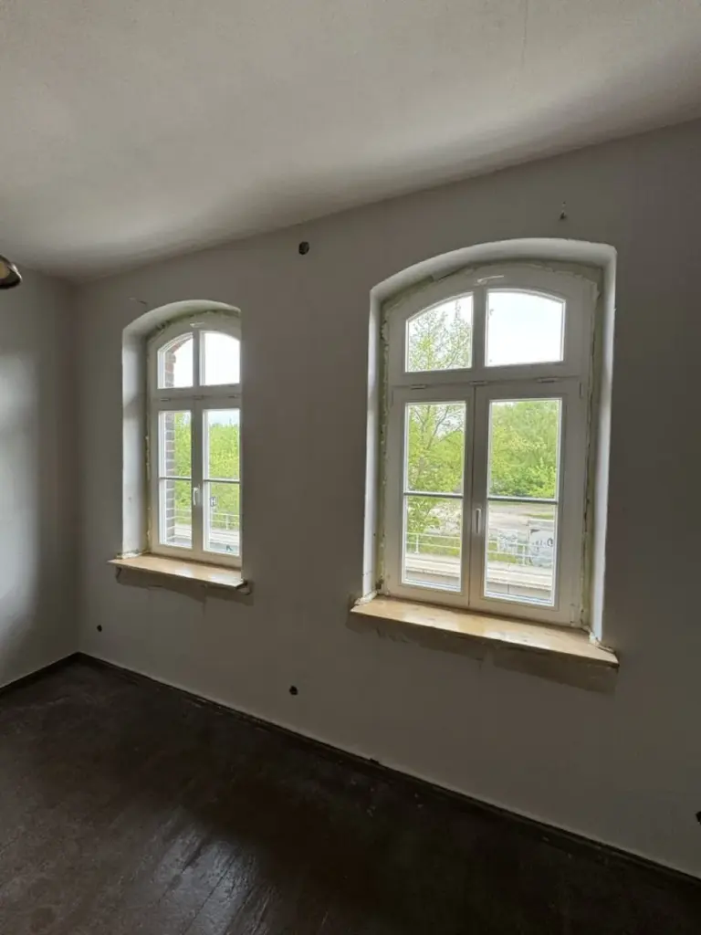 Holzfenster montiert in Altbau von NORTA. Optimale Lösungen für Wärmedämmung und stilvolle Inneneinrichtung.