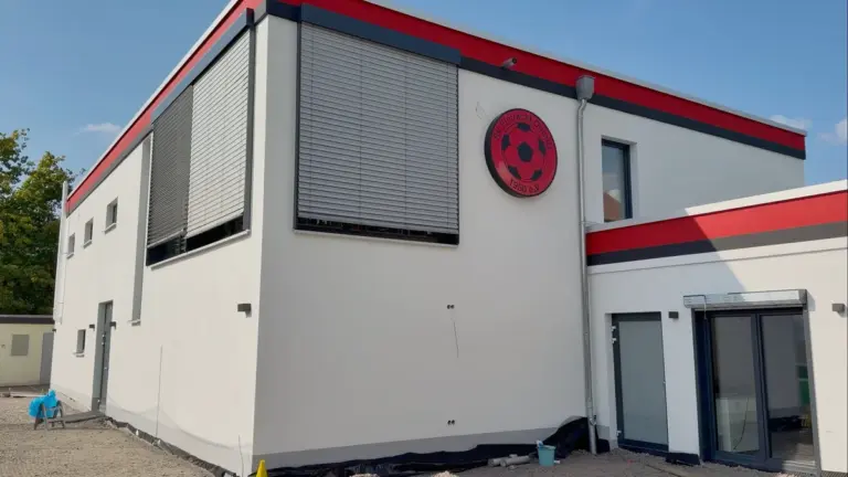 Sportgebäude mit modernen Raffstores von NORTA. Effektiver Sonnenschutz und energieeffiziente Fensterlösungen in Dresden.