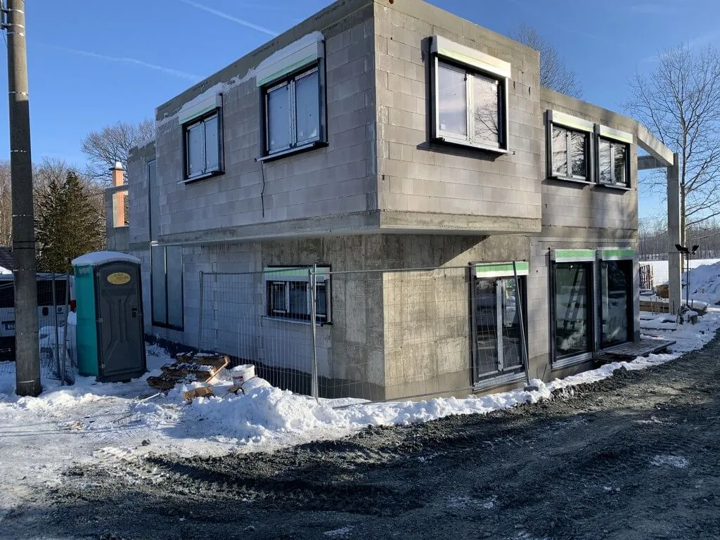 Moderne Aluminiumfenster an einem Neubau im Winter von NORTA. Energieeffiziente Fensterlösung für zeitgemäße Architektur.