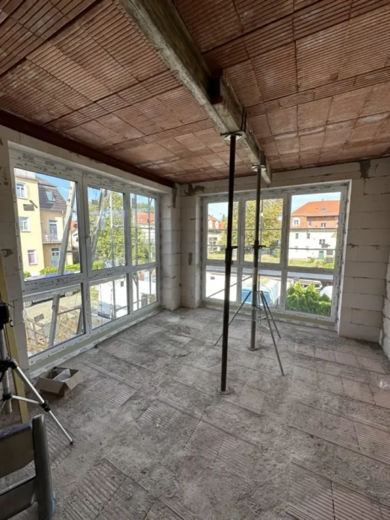 Fenstermontage in einem Neubau in Dresden. Hochwertige NORTA Lösung für optimale Dämmung und Lichtdurchflutung.