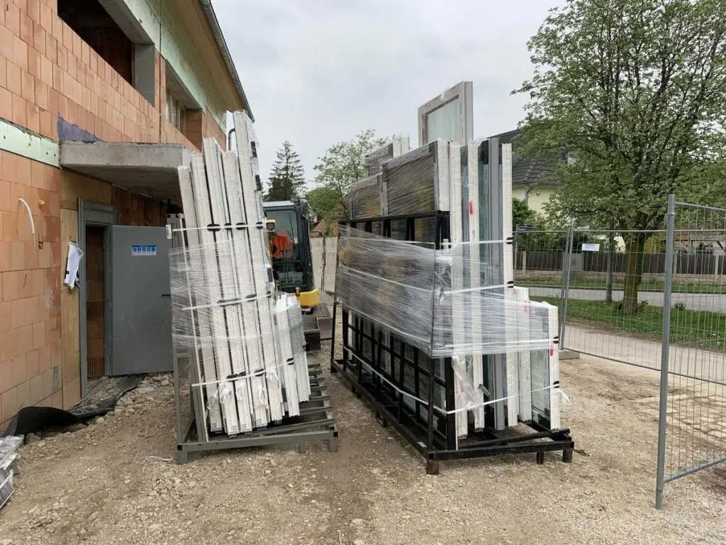 Fensterrahmen gelagert bei einem Bauprojekt von NORTA. Effiziente Lagerungslösung für den reibungslosen Einbau.