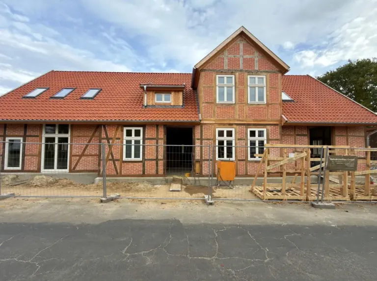 Holzfenster in einem historischen Gebäude in Niedersachsen von NORTA. Traditionelle Bauweise und moderne Materialien vereint.