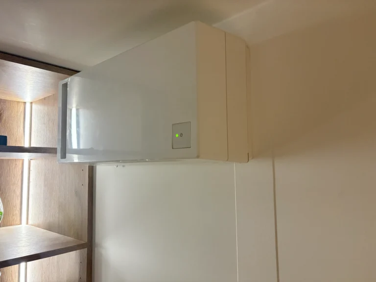 Nahaufnahme eines dezentralen Wandlüfters im Betrieb mit leuchtender grüner Status-LED