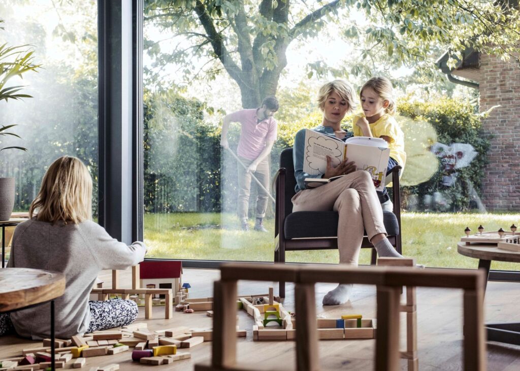 REHAU SYNEGO Hebeschiebetür mit Panoramaverglasung zum Garten