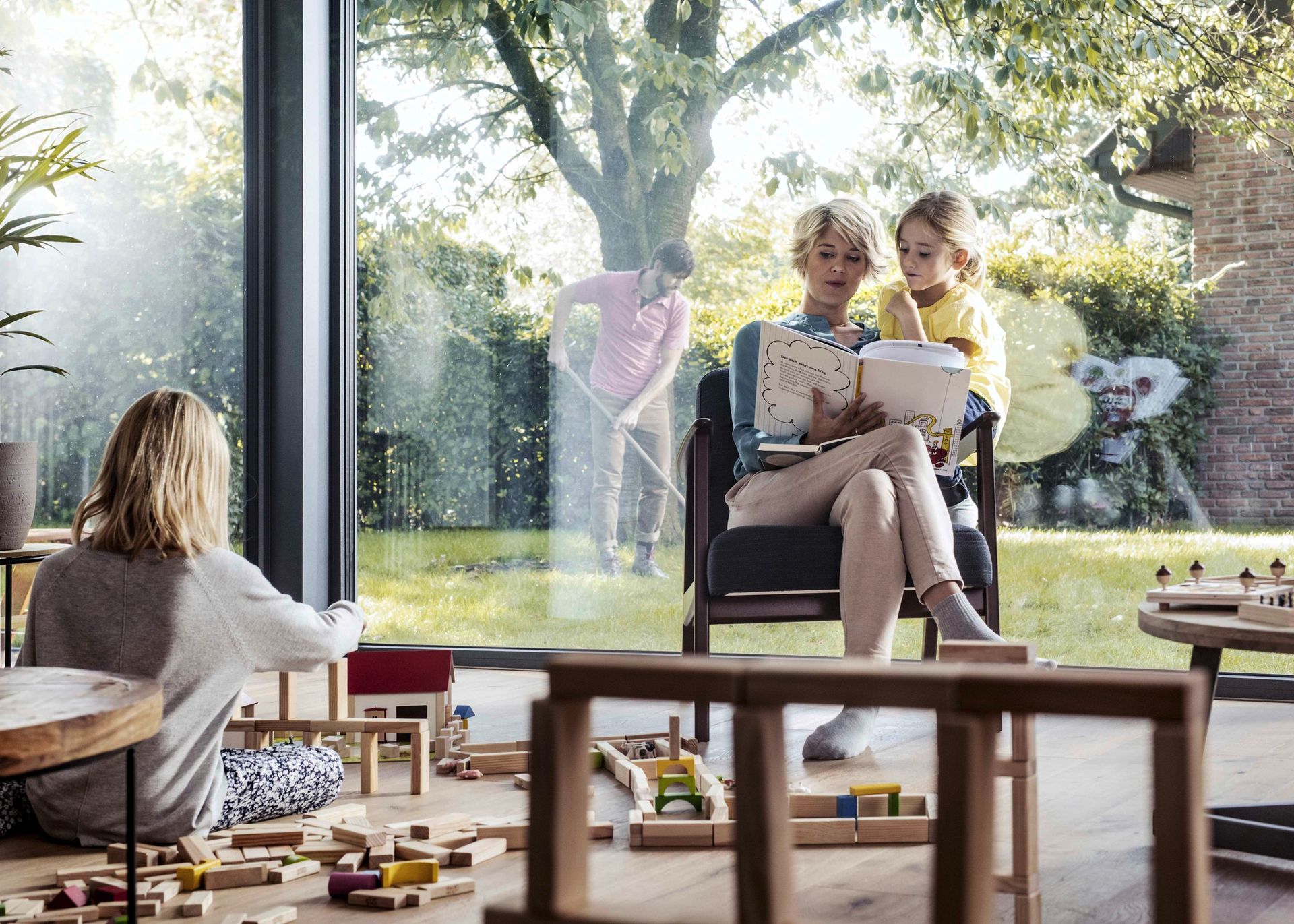 REHAU SYNEGO Hebeschiebetür mit Panoramaverglasung zum Garten