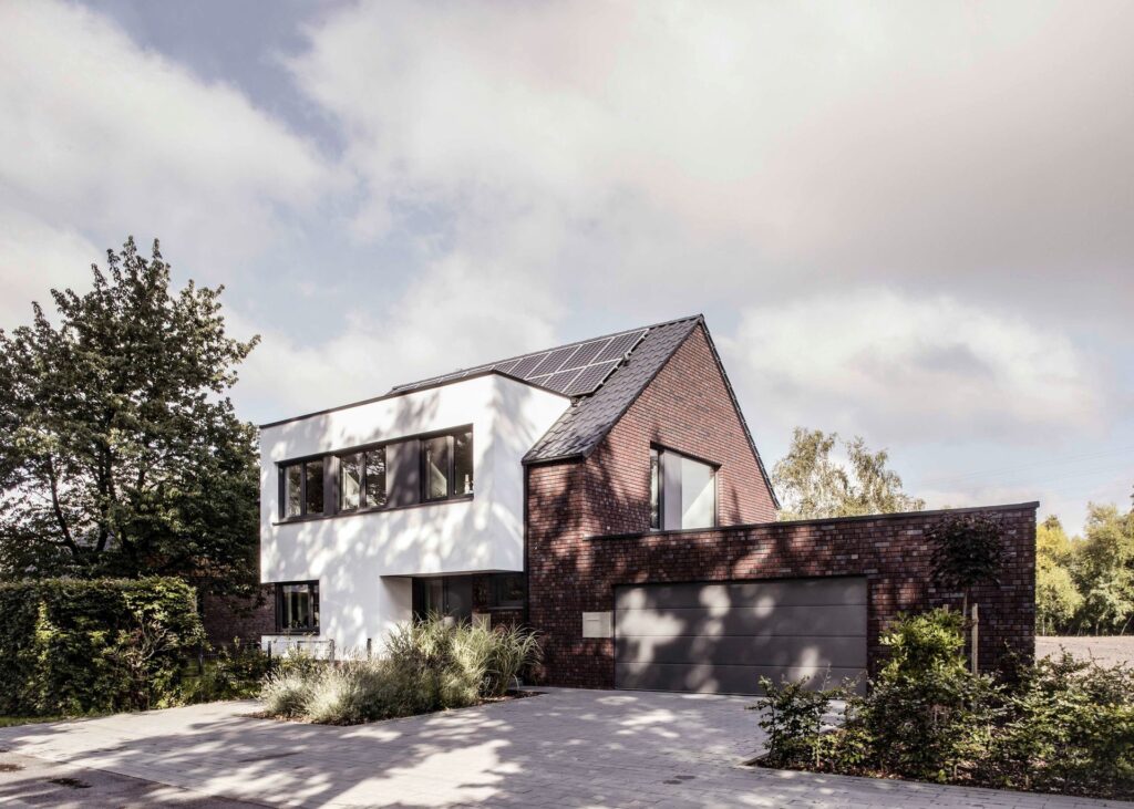 Einfamilienhaus mit REHAU SYNEGO Fenstern