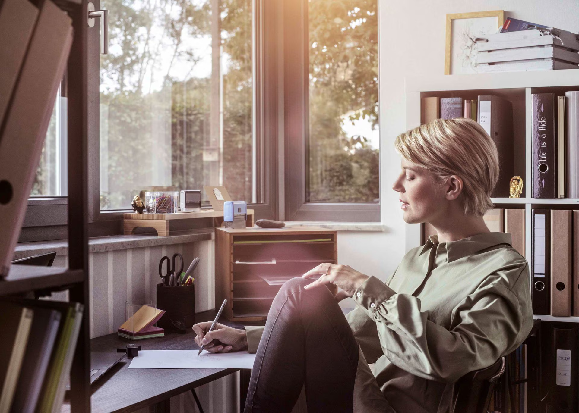 Ruhiges Homeoffice dank Schallschutz der REHAU SYNEGO Fenster bis 47 dB