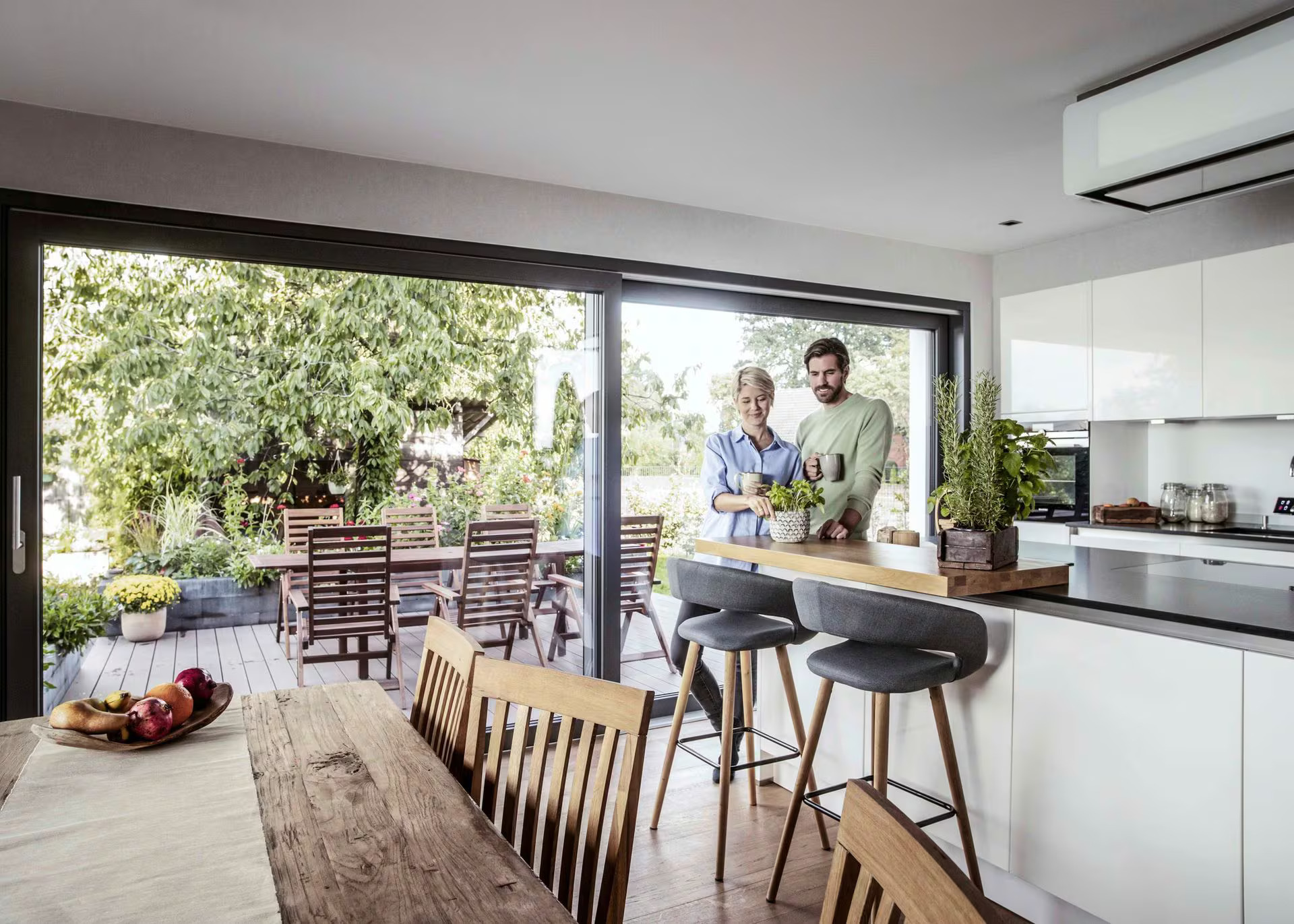 REHAU SYNEGO Terrassentür in der Wohnküche – Wohnkomfort und viel Tageslicht