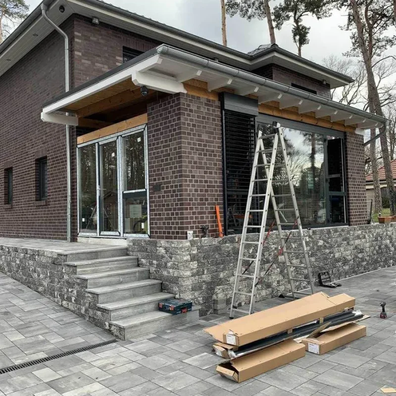 Alu-Außenjalousien an einem neu gebauten, verklinkerten Haus von NORTA. Perfekt zur Lichtregulierung und Wärmedämmung geeignet.