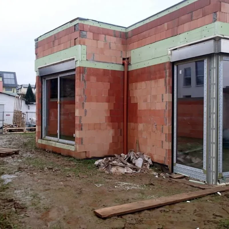 Aluminium-Eckkonstruktion mit großen Fenstern in einem Rohbau. Ideale Lösung für moderne Architektur von NORTA.