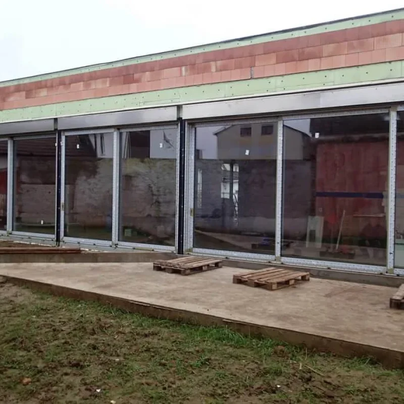 Großflächige Alu-Glas-Fassade von NORTA. Perfekte Kombination aus modernem Design und Funktionalität im Gebäude.