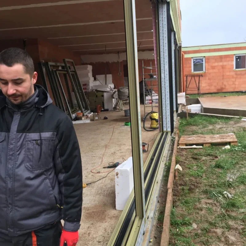 Alu-Fassadenkonstruktion in der Montagephase von NORTA. Stabil und hochwertig für moderne Bauprojekte geeignet.