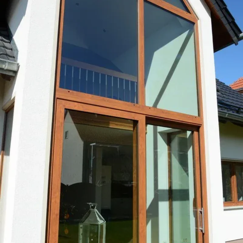 Modernes Alu-Fenster in Holzoptik von NORTA. Große Glasfläche sorgt für lichtdurchflutete Räume und stilvolles Design.