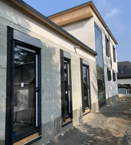 Montage von Aluminiumfenstern an einem modernen Gebäude von NORTA. Hochwertige Fensterinstallation für optimale Energieeffizienz.