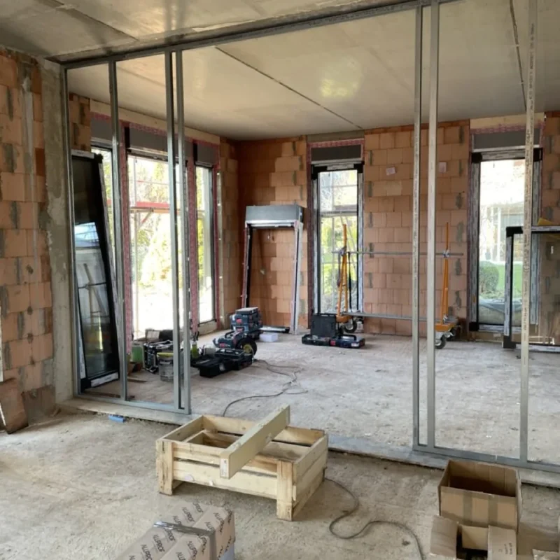 Aluminiumrahmen für Fenster während der Montage. Hochwertige Konstruktion von NORTA für effiziente Installation.