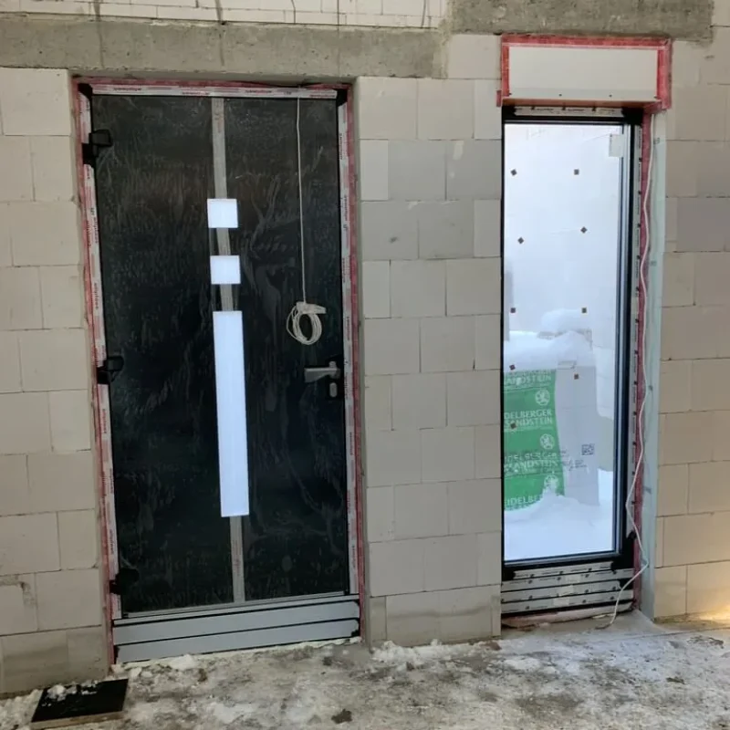 Aluminium Haustür in Bausituation von NORTA. Moderne Optik mit funktionalem Design, ideal für energetische Effizienz.