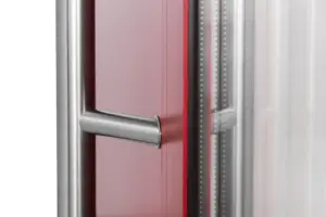 Moderne Aluminium-Haustür in Rot mit Edelstahlgriff von NORTA. Elegantes Design für stilvolle und sichere Eingänge.