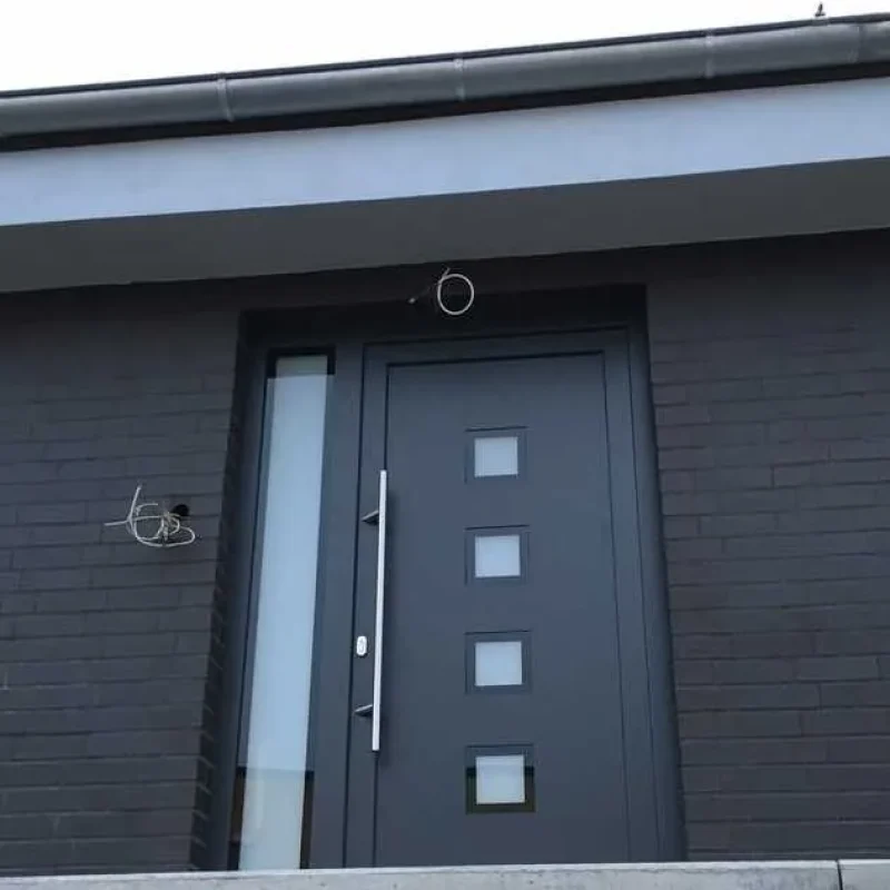 Moderne Aluminium-Haustür Modell HTA 3014 von NORTA. Stilvolles Design mit Glaselementen und hohem Sicherheitsstandard.