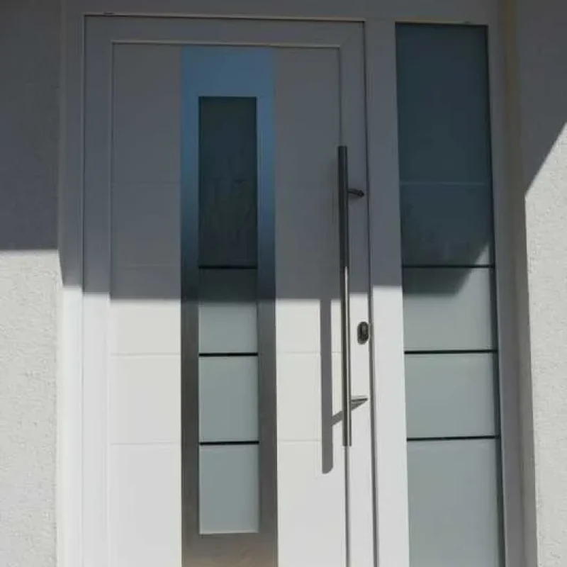 Moderne Aluminium-Haustür mit Glaseinsätzen und Griff in Weiß von NORTA. Stilvoller Eingangsbereich mit hoher Sicherheit und Dämmung.