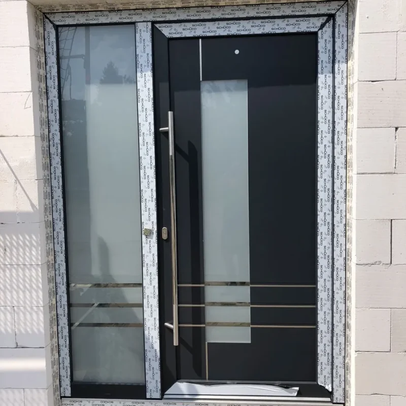 Moderne Aluminium-Haustür in Anthrazit mit Glaseinsatz und Griff von NORTA. Stilvoller Eingangsbereich mit hoher Sicherheit.